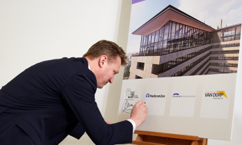 Ondertekening Albert Bok ©Milan Hofmans.jpg